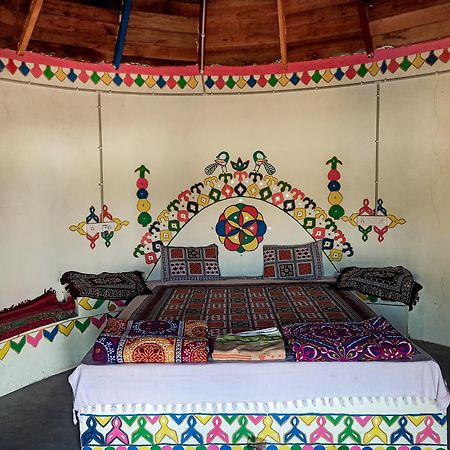 White Land Villagestay Dhordo Bagian luar foto
