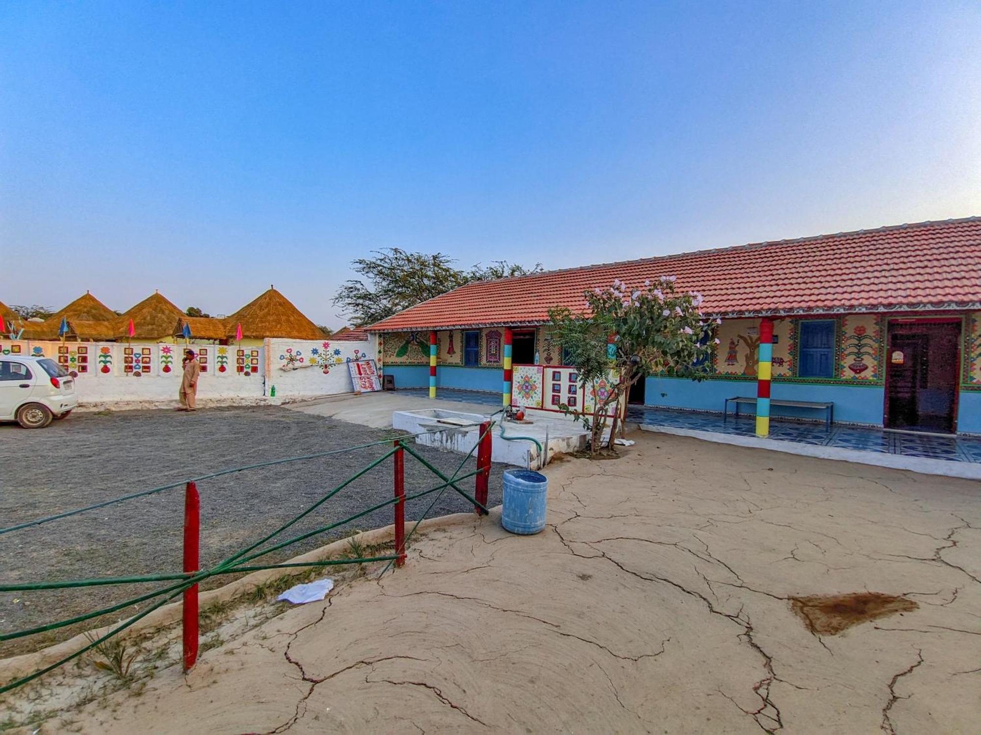 White Land Villagestay Dhordo Bagian luar foto