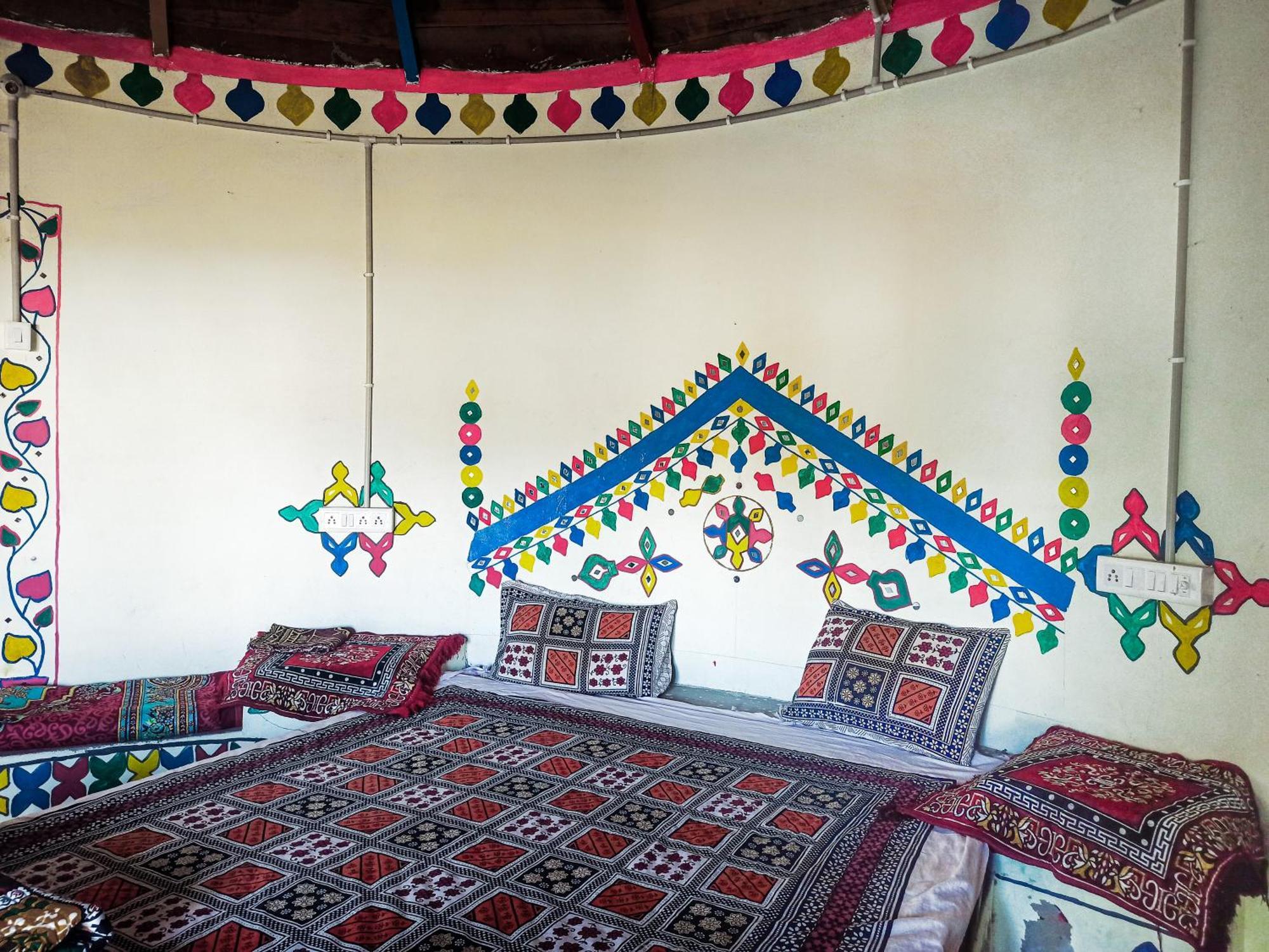 White Land Villagestay Dhordo Bagian luar foto