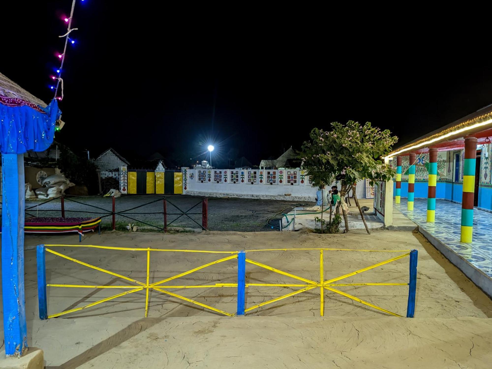 White Land Villagestay Dhordo Bagian luar foto