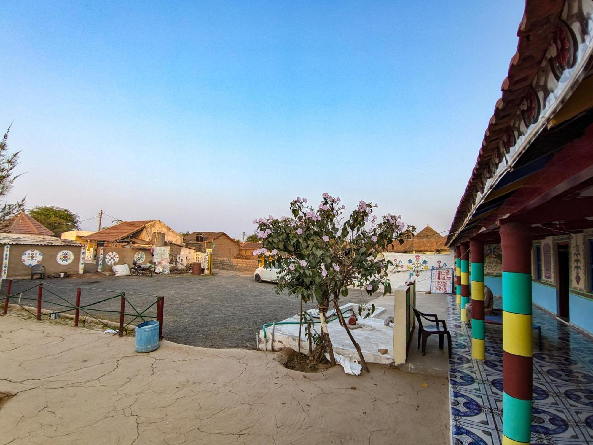 White Land Villagestay Dhordo Bagian luar foto