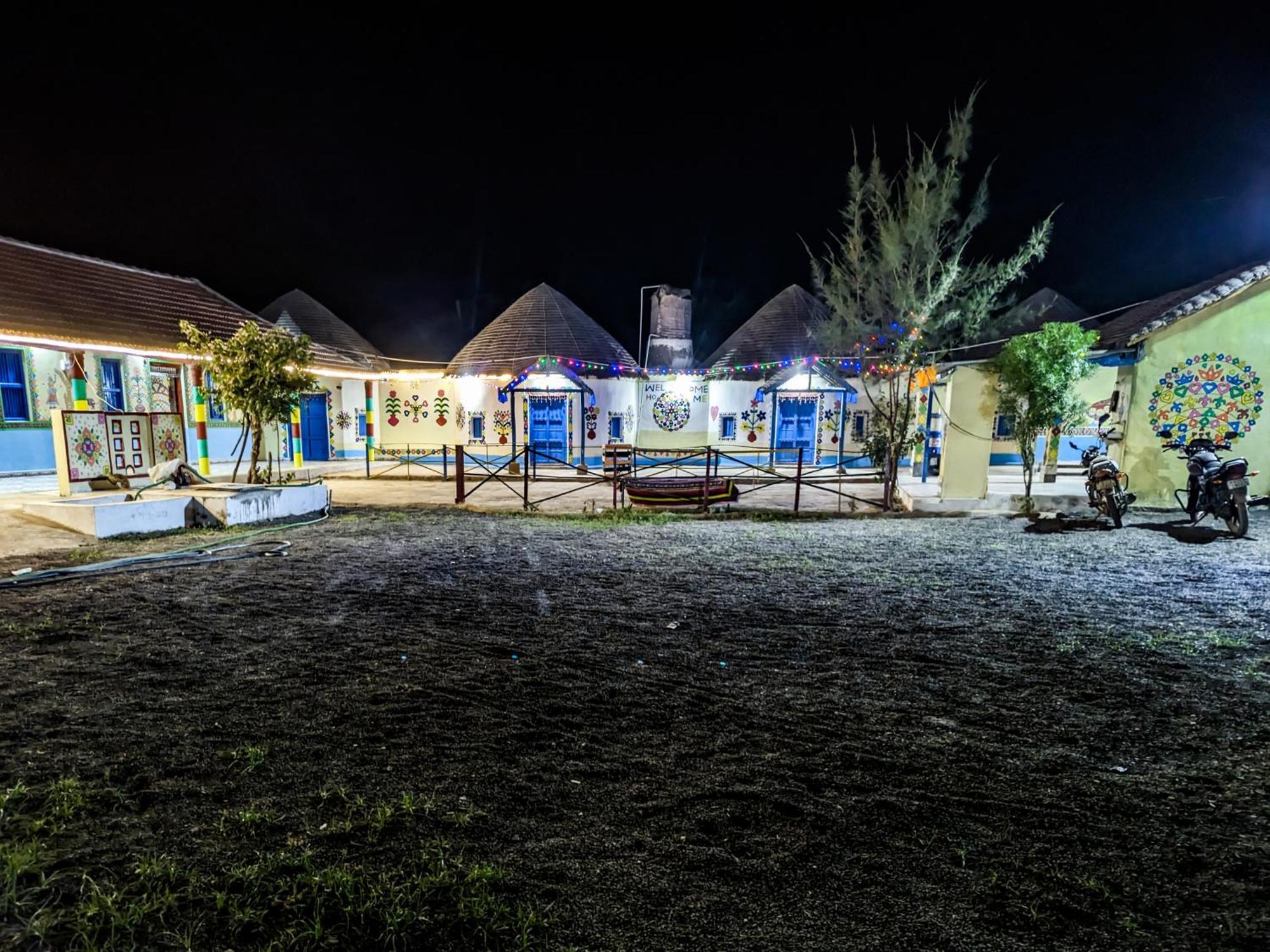 White Land Villagestay Dhordo Bagian luar foto