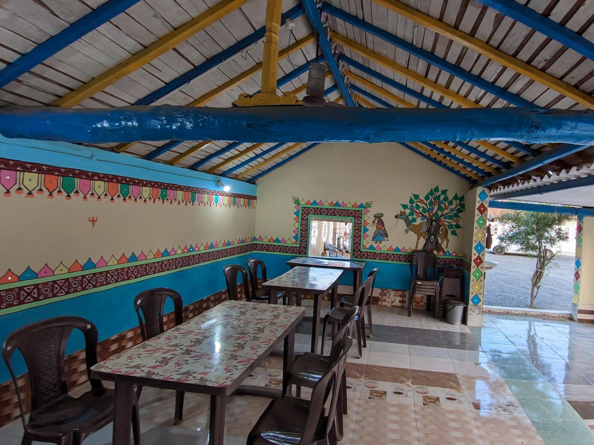 White Land Villagestay Dhordo Bagian luar foto