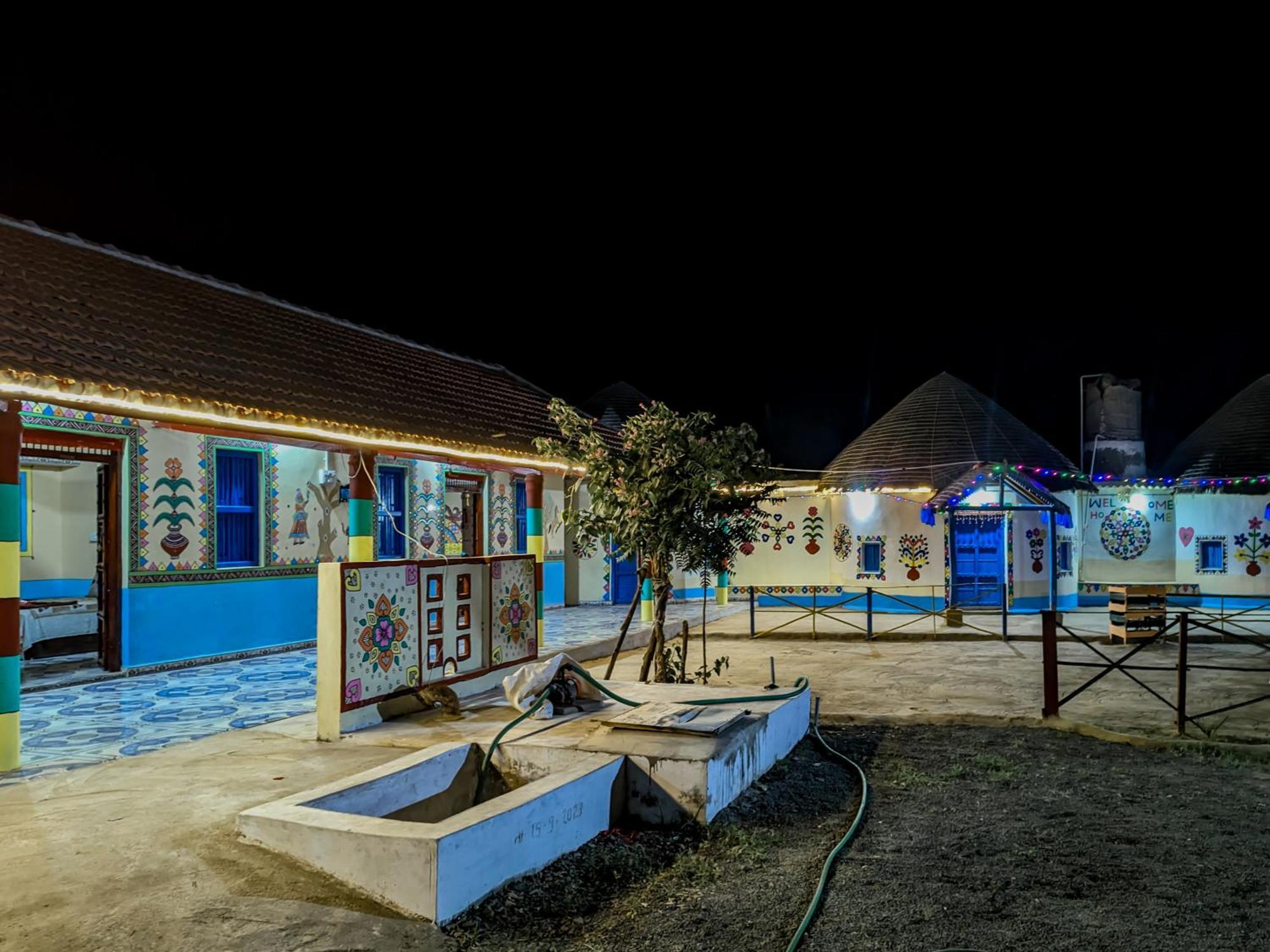 White Land Villagestay Dhordo Bagian luar foto