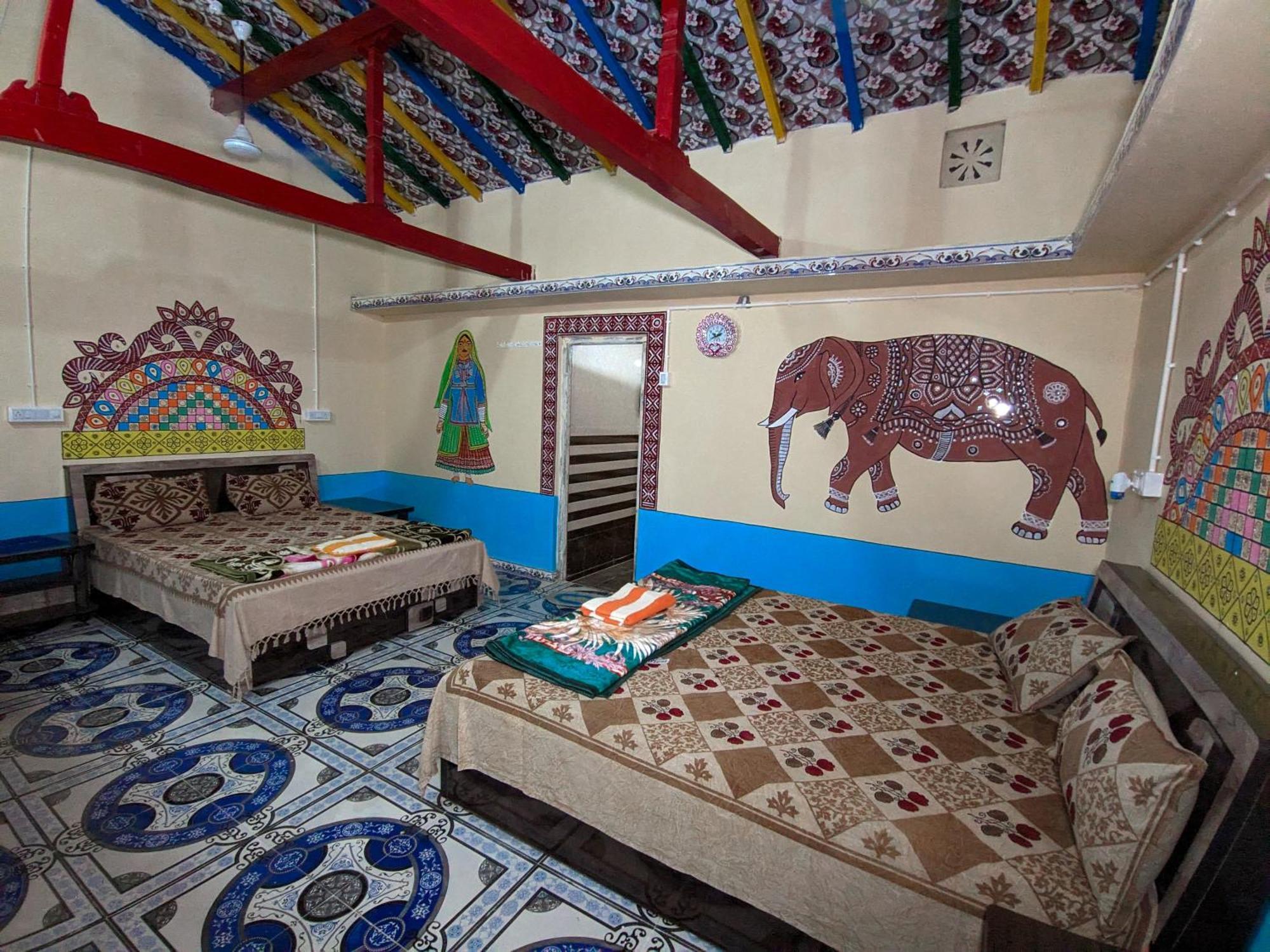 White Land Villagestay Dhordo Bagian luar foto